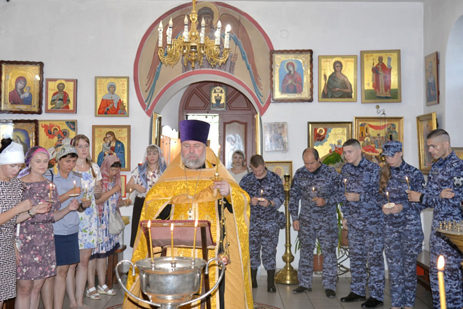 Росгвардейцы почтили память князя Владимира в курганском храме
