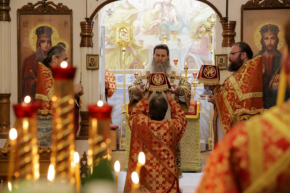 В Курганском храме Рождества Христова состоялась архиерейская пасхальная Литургия