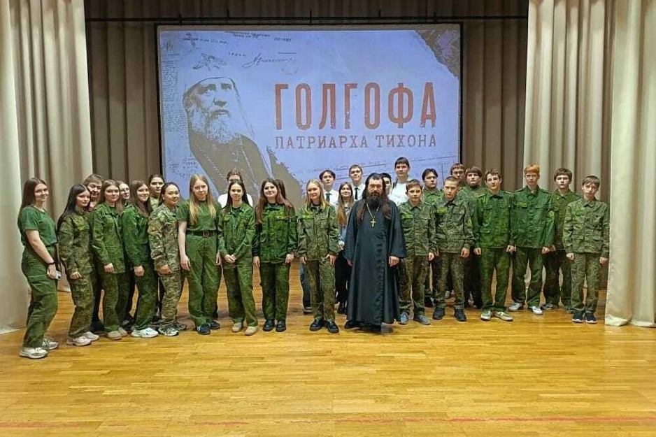 Священник рассказал половинским старшеклассникам о личности Патриарха Тихона