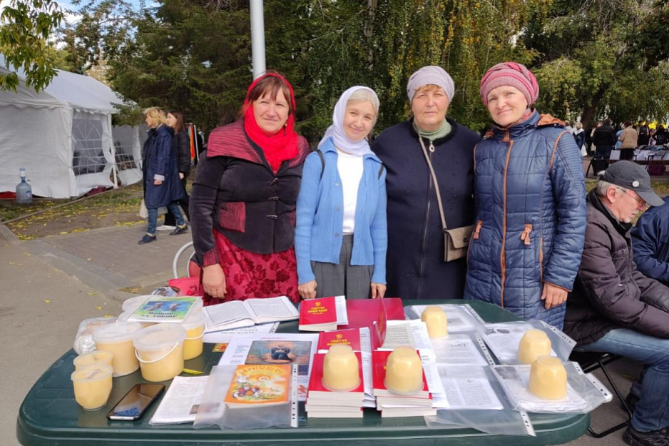 Миссионеры Курганской епархии на различных праздниках проводят акцию «Евангелие в каждый дом»