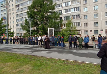 Курганский священник принял участие в митинге в честь Дня пограничника