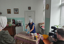 Курганские журналисты накануне Пасхи посетили приходскую социальную столовую