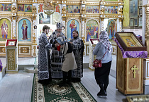 Митрополит Даниил в храме поселка Смолино совершил Литургию Преждеосвященных Даров