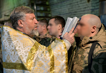 В Кургане священник благословил росгвардейцев на ратную службу