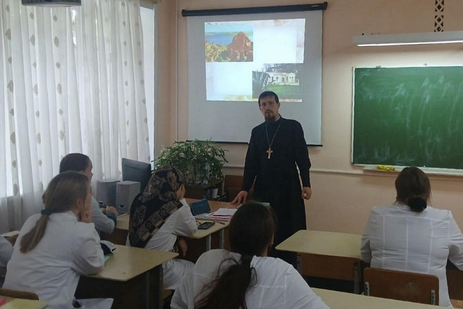 Священник курганского храма рассказал студентам о праздновании Покрова