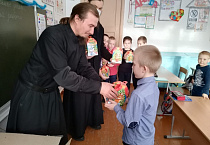 Братия Казанского Чимеевского монастыря вручили детям новогодние подарки