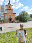 В Кургане дети на каникулах рисовали православный храм