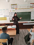 В сельской школе Зауралья священник побеседовал с детьми о силе слова
