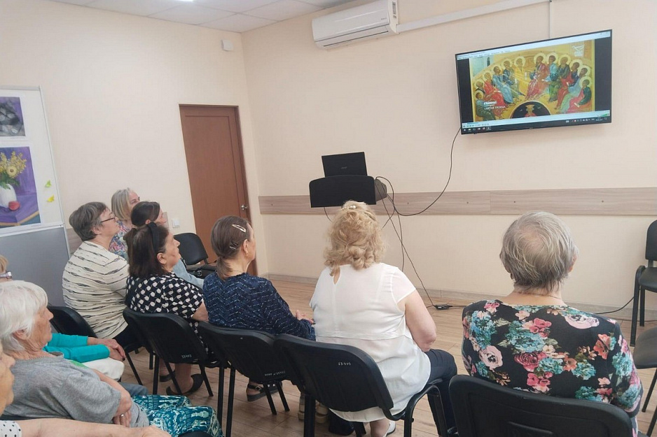 Пенсионеры Кургана посмотрели фильм о Троице
