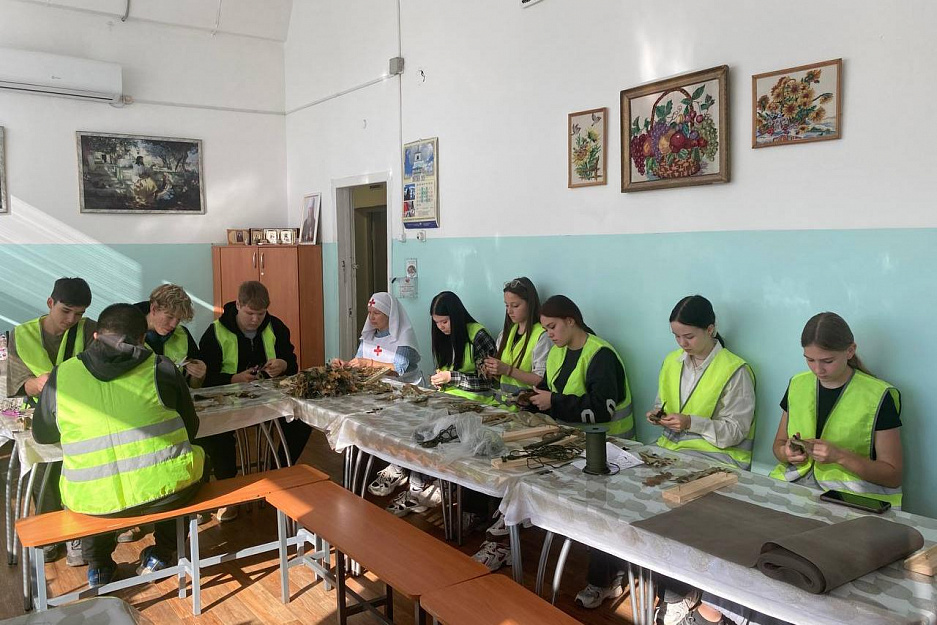 На православном приходе в Кургане подростков из «Отряда особого назначения» научили плести браслеты из паракорда