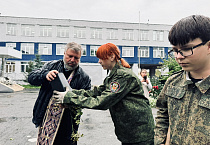 В Кургане по инициативе священника в школе провели акцию «Роза памяти»