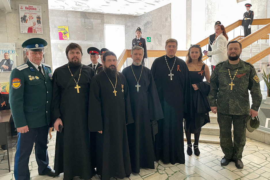 Курганские священники побывали на праздничном концерте «Время Победы! Время Героев!»