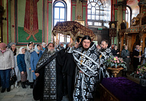 В Кургане митрополит Даниил совершил в Страстную пятницу Вечерню с выносом Плащаницы Спасителя