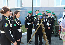 Курганский священник поздравил пограничников
