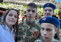 Воспитанники православной гимназии встретили «Поезд Победы» на вокзале Кургана