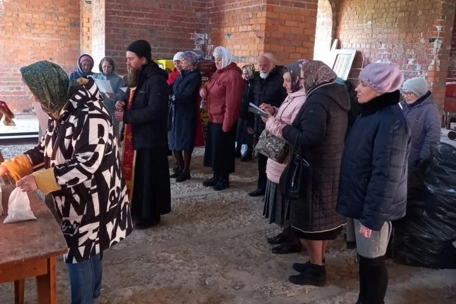 В строящемся храме Варгашей совершено богослужение