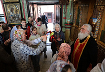 В главном соборе Кургана началась раздача Благодатного огня