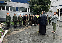 В Кургане по инициативе священника в школе провели акцию «Роза памяти»