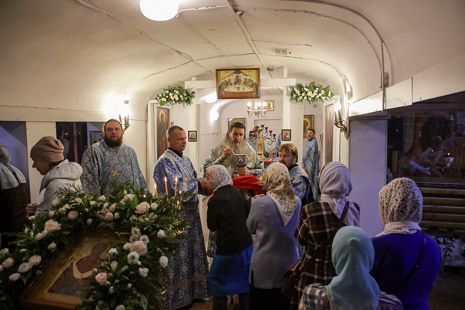 В Покровском храме в престольный праздник совершена архиерейская Литургия
