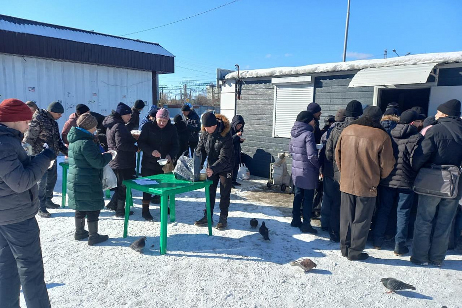В курганском «Сквере милосердия» нуждающихся угощали блинами
