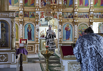 Митрополит Даниил в храме поселка Смолино совершил Литургию Преждеосвященных Даров