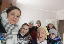В Кургане молодежь поздравила прихожан христославными песнопениями