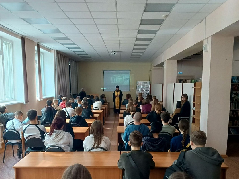 Курганский священник показал студентам колледжа фильм «Мама, я вырасту»