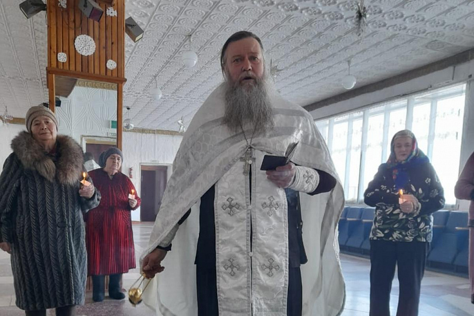 Верующие жители села Падеринское помолились об усопших