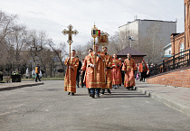 В главном соборе Кургана началась раздача Благодатного огня