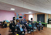Наместник Чимеевского монастыря поздравил сельских ребятишек с Новым годом и Рождеством