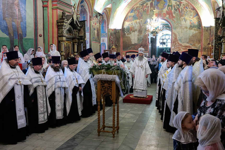 После Рождественской вечерни митрополит Даниил поздравил детей с радостным праздником