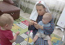 Сестры милосердия поиграли с малышами из ОСРЦ