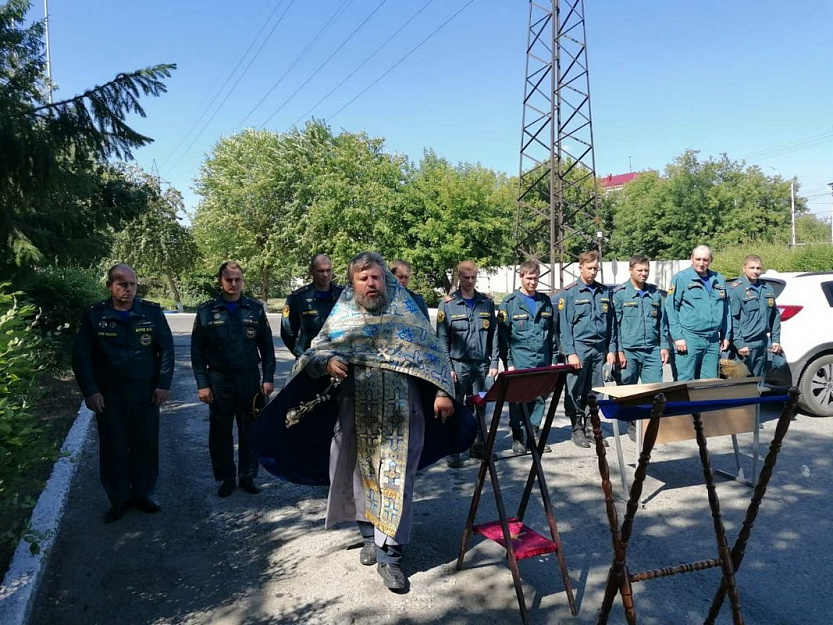 Зауральский священник совершил молебен в пожарной части