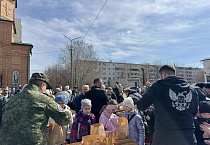 В Кургане возле православного храма в праздник Пасхи собрались люди разных национальностей