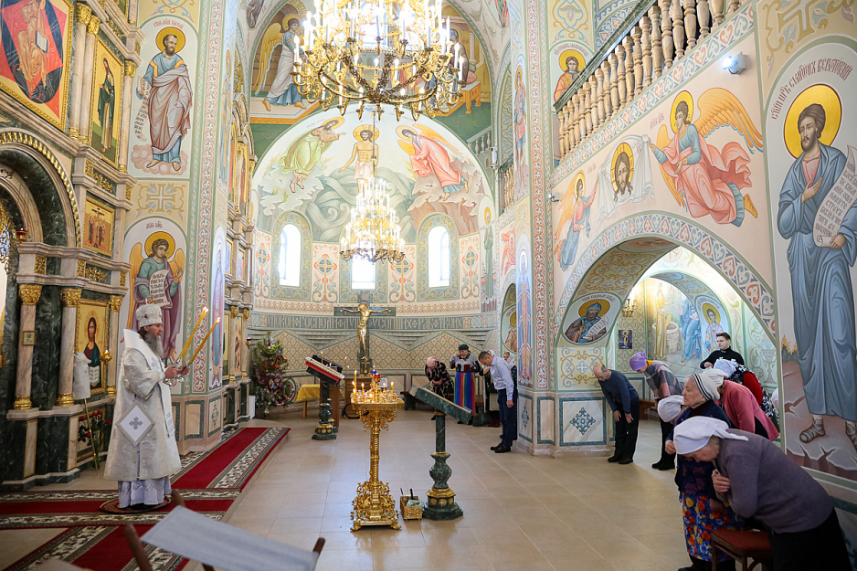 В частоозерском храме состоялась архиерейская Литургия