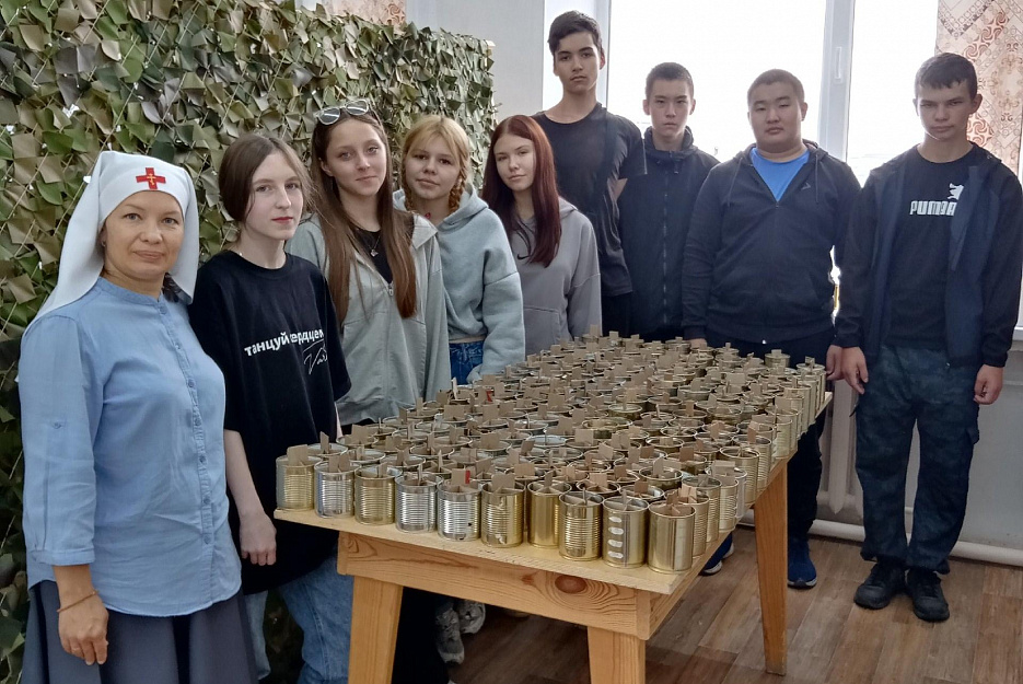 В Кургане трудовой отряд школьников помогает храму в изготовлении окопных свечей