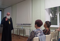 Курганский священник в библиотеке Куликова беседовал с посетителями на тему отцов и детей в эпоху нейросети