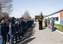 В Кургане священник поздравил огнеборцев с юбилеем пожарной охраны