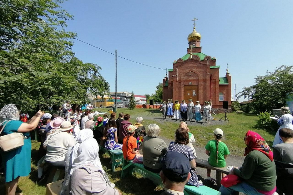 Возле православного храма в Петухово прошёл Троицкий фестиваль