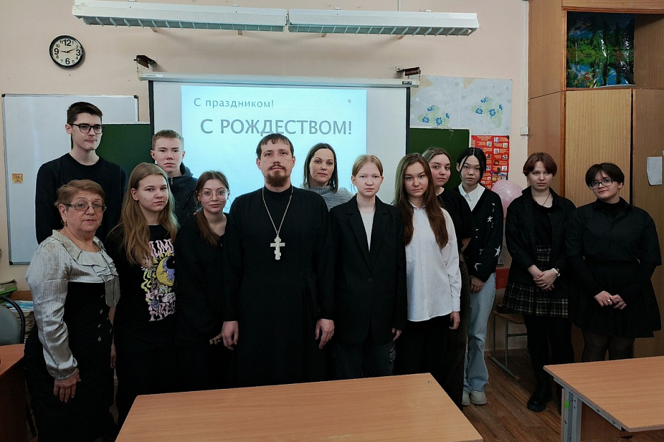 В Кургане священник выступил на школьных Рождественских чтениях, посвященных Святкам