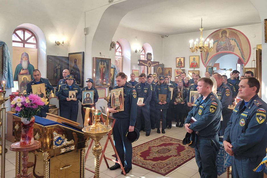 В день празднования иконы Божьей Матери «Неопалимая Купина» прошли молебны с участием зауральских сотрудников МЧС