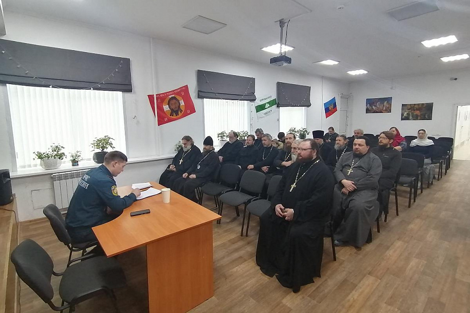 В Кургане священники встретились со специалистом МЧС
