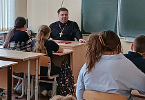 В Зауралье священник встретился со школьниками сёл Каширино и Колесниково