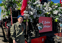 Воспитанники православной гимназии встретили «Поезд Победы» на вокзале Кургана