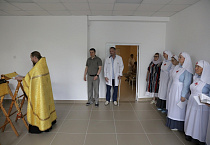 В будущем храме при Курганской областной больнице совершили первый молебен 