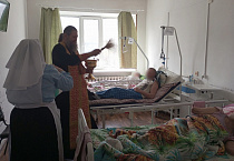Пациенты хосписа в селе Садовое причастились Святых Таин в пасхальные дни