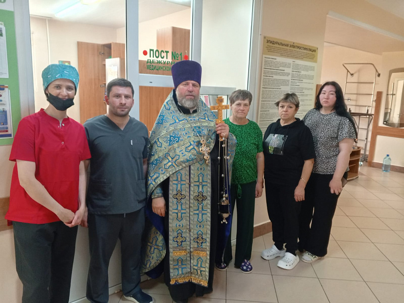 В Кургане настоятель Пантелеимоновского храма освятил отделения в двух лечебных учреждениях