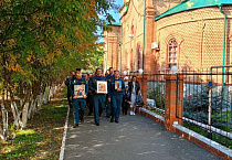 В Кургане священник вместе с огнеборцами помолился небесной покровительнице
