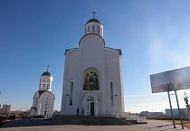 На Литургии в Троицком соборе Кургана пел хор Троице-Сергиевой лавры