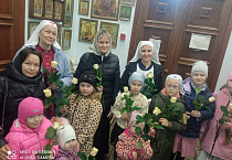 В курганском храме прихожанкам вручили  розы